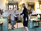Budoucí premiérka Liz Trussová s královnou Albtou II. (6. záí 2022)