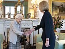 Liz Trussová se stala premiérkou Británie. Královna Albta II. ji do funkce...
