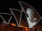 Opera v Sydney osvtlena portrétem královny Albty II. (9. záí 2022)