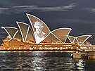 Opera v Sydney je osvtlena portrétem královny Albty II. (9. záí 2022)