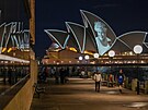 Opera v Sydney je osvtlena portrétem královny Albty II. (9. záí 2022)