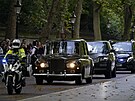 Auto s králem Karlem III. a Camillou, královnou chotí, míí do Buckinghamského...