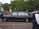 Auto s králem Karlem III. a Camillou, královnou chotí, míí do Buckinghamského...