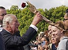 Král Karel III. pijal kondolence od ady lidí. (9. záí 2022)