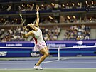 Bloruska Aryna Sabalenková servíruje na US Open.
