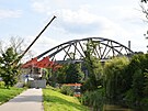 Mostn konstrukce pes eku Svitavu v Blansku je po desetidennm vysouvn...