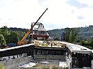 Mostn� konstrukce p�es �eku Svitavu v Blansku je po desetidenn�m vysouv�n�...