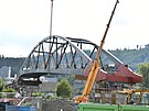 Mostn konstrukce pes eku Svitavu v Blansku je po desetidennm vysouvn...
