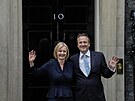 Nová britská premiérka Liz Trussová a její manel Hugh O'Leary pózují ped...