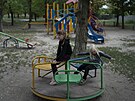 Polina a její sestra Arina si hrají v parku , který je asi 30 kilometr od...