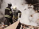 Ukrajintí hasii likvidují ohe obytné budovy, která byla tce pokozena pi...