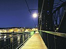 Vyehradský elezniní most, který spojuje Výto a Smíchov, svítí v noci...
