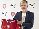Reprezentaní trenér Jaroslav ilhavý pózuje s novým dresem pro národní tým.