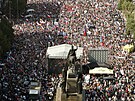 Desítky tisíc lidí zaplnily odpoledne Václavské námstí na demonstraci proti...
