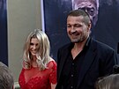 Petr Jakl s manelkou Romanou Jakl Vítovou picházejí na premiéru filmu Jan...