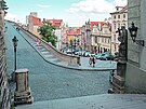 Vzhru k Praskému hradu lze ulicí vystoupat dodnes.
