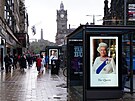 Pocta královn Albt II. na autobusových zastávkách na Princes Street v...