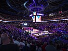 Zaplnná O2 arena sleduje zahájení zápasu EuroBasketu mezi eskem a Polskem.