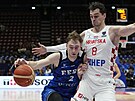 Estonský basketbalista Sander Raieste (vlevo) se tlaí na ko Chorvatska, brání...