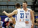 etí basketbalisté Vít Krejí (vlevo) a Martin Peterka se radují v zápase s...