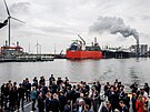 Do pístavu Eemshaven pijelo zaízení na optovné zplynní LNG. Jde o soustavu...