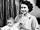 Královna Albta II. (jet coby princezna) a její syn princ Charles (Londýn,...