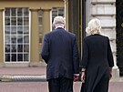 Britský král Karel III. a královna cho Camilla pi píchodu do Buckinghamského...
