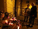 Ped britským velvyslanectvím v Praze se veer objevilo nkolik svíek na...