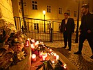 Ped britským velvyslanectvím v Praze se veer objevilo nkolik svíek na...