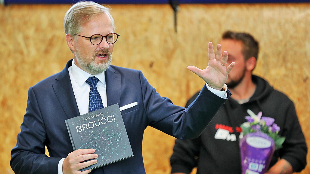 Premiér Petr Fiala zahájil �kolní rok v Z� Májová v Ostrov�. Prv�á�k�m rozdával...