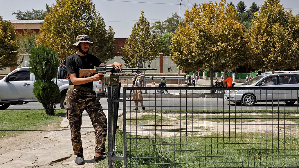 Bojovník Talibanu stojí na strái po výbuchu ped ruskou ambasádou v Kábulu....