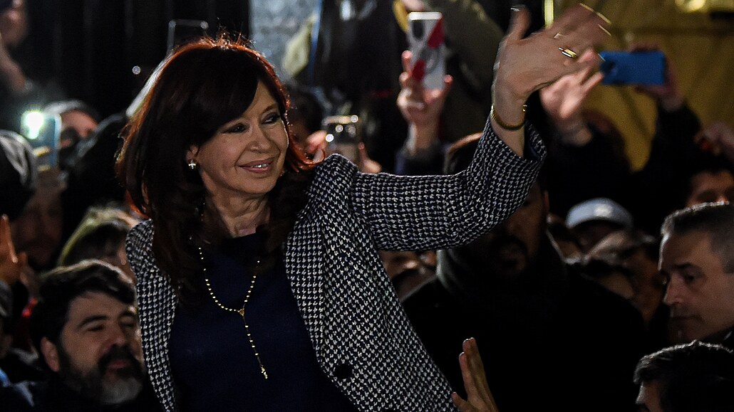 Argentinská viceprezidentka Cristina Fernándezová Kirchnerová zdraví své...