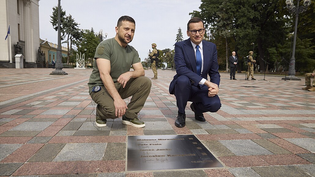 Volodymyr Zelenskyj (vlevo) a polský premiér Mateusz Morawiecki na spolené...
