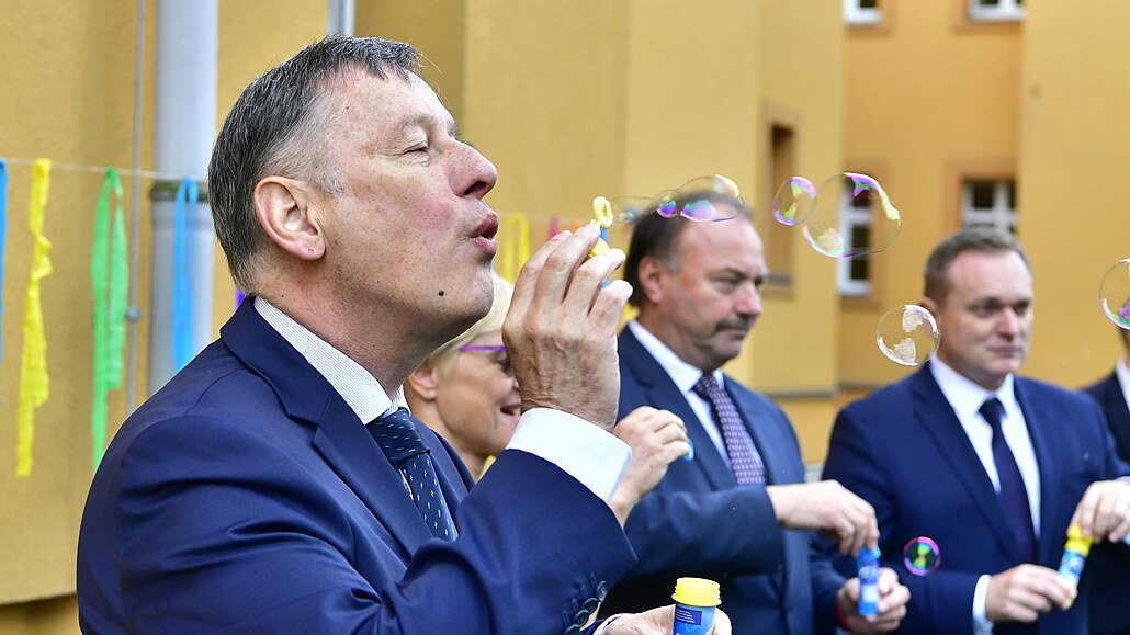 Ministr kolství Vladimír Bala (STAN) zavítal na Základní kolu Trmice. (1....