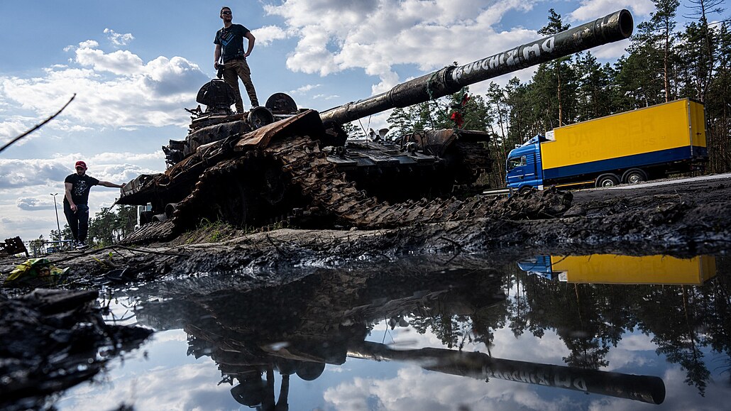 Mu pózuje na znieném ruském tanku poblí Makarivu v Kyjevské oblasti. (2....