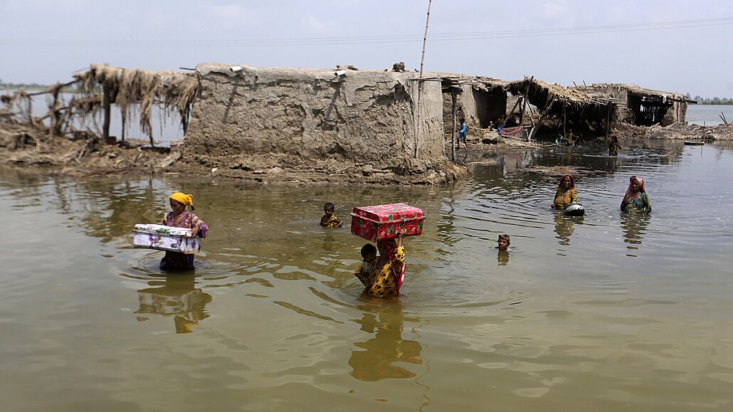 Pákistán elí rozsáhlým záplavám, piítá je klimatickým zmnám. (5. záí 2022)