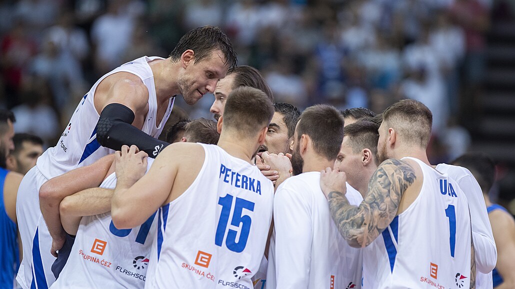 Radost eských basketbalist po postupu do osmifinále.