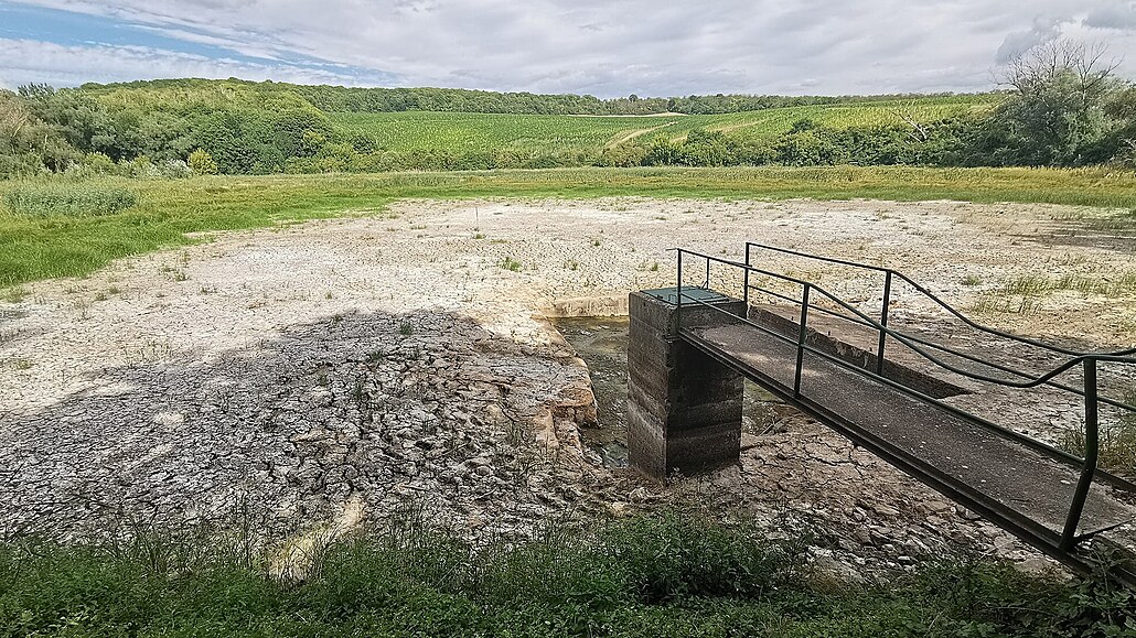 Místo vody je kvli suchu v rybníku u Mikulova jen rozpraskané bahno.