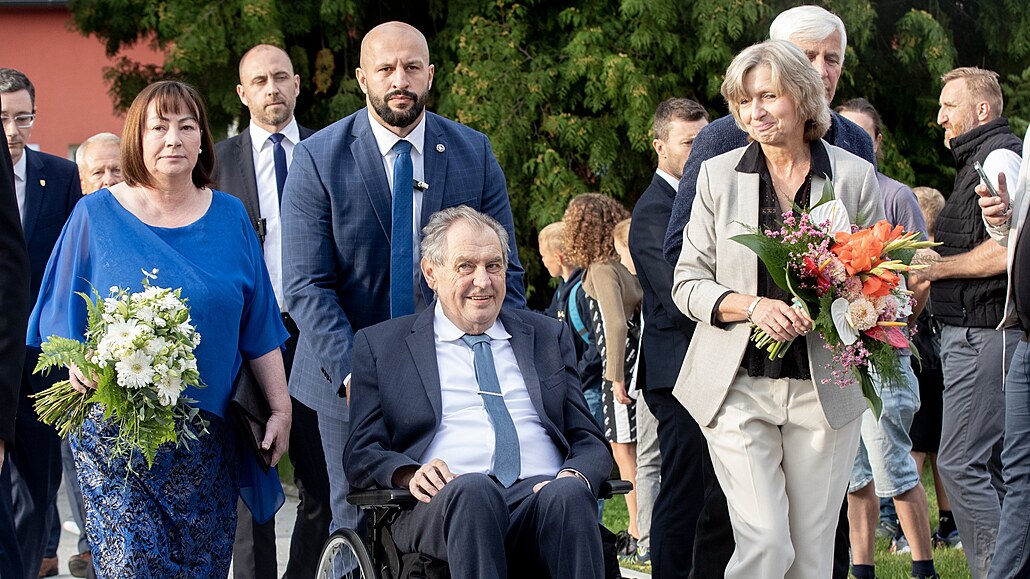 Prezident Milo Zeman spolu s manelkou Ivanou (vlevo) na zahájení kolního roku v Lánech (1. záí 2022)