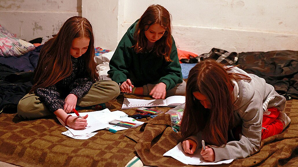 Ukrajinské dívky se uí ve sklep kyjevské koly. (6. bezna 2022)