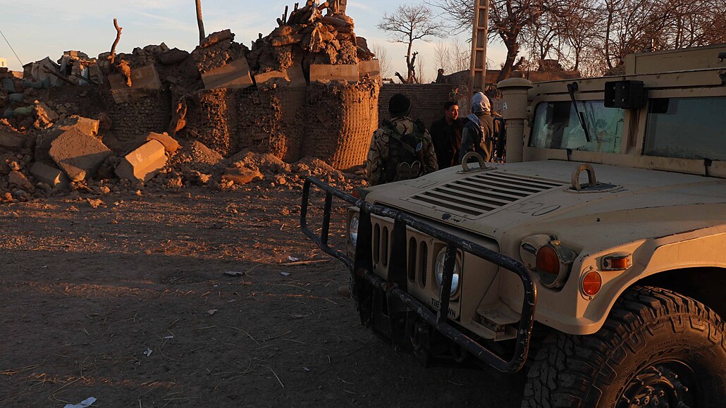 Afghántí vyetovatele provují místo bombového útoku v afghánském Herátu....
