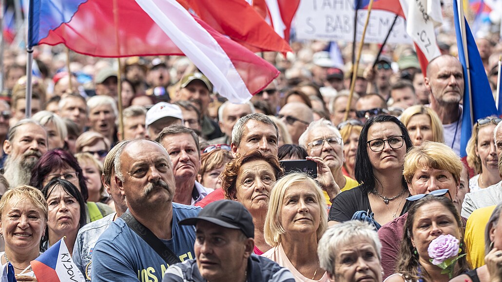 Zaátek demonstrace zdrel zákrok záchranné sluby, protoe nkolika lidem se...