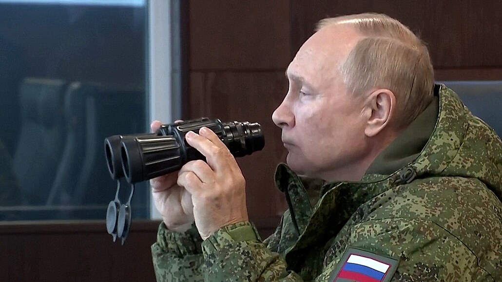 Vladimir Putin osobně dohlíží na vojenské cvičení Vostok. (6. září 2022)