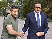 Ukrajinský prezident Volodymyr Zelenskyj (vlevo) a polský premiér Mateusz...