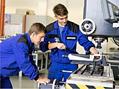 V dílnách Střední průmyslové školy v Bruntále se studenti učí s mnoha stroji....