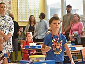 Prv�á�ci ze zlínské Základní �koly Mikolá�e Al�e si první �kolní den u�ili...