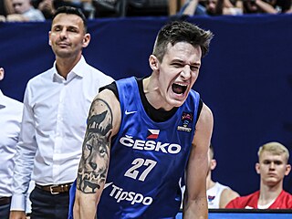 Vít Krejčí se hecuje před zklamanou polskou lavičkou v utkání EuroBasketu v...