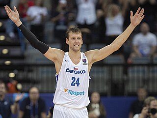 Český basketbalista Jan Veselý slaví v zápase s Nizozemskem.
