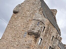 Seriálový Lollybroch se nicmén v originále jmenuje Midhope Castle. 