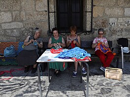 Obyvatelé panlské vesnice Valverde de la Vera se v úzkých ulikách v lét...